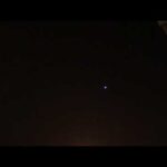 Dron de noche en el cielo: así se ve y sorprende